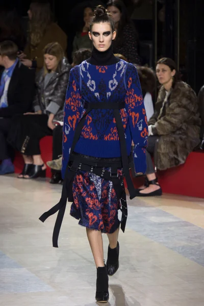 Look 16